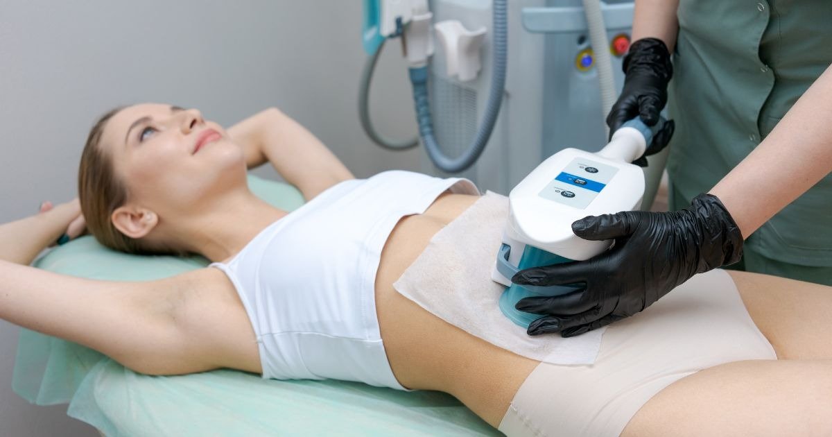 Therapist performing a non-surgical body contouring treatment at Diva Healthcare Clinic